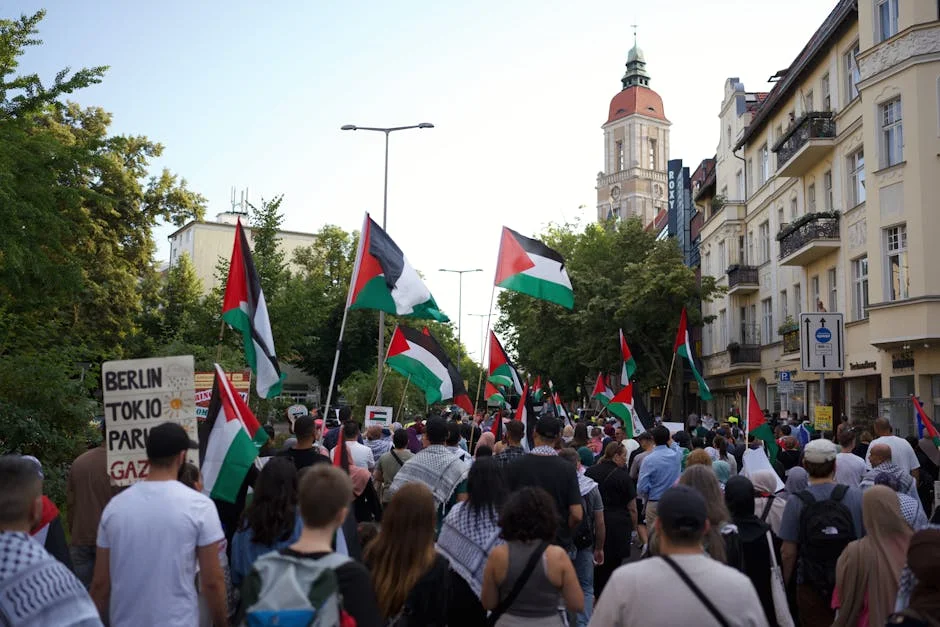 Palestinians Gather at West Bank Checkpoint for Ramadan Prayers — Economy Business